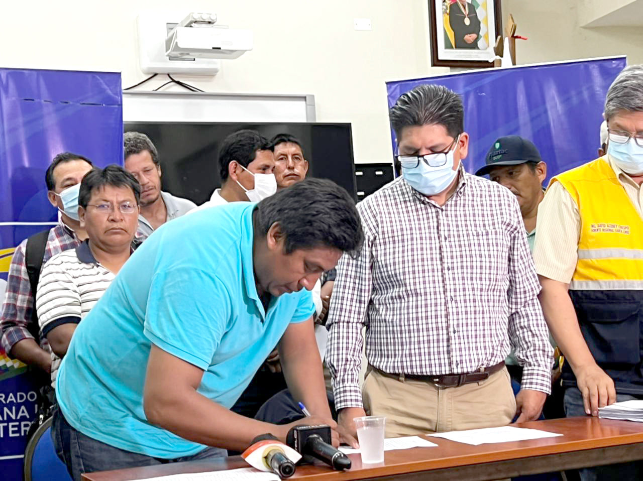 Levantan bloqueo en la carretera Santa Cruz – Cochabamba tras diálogo con el Gobierno