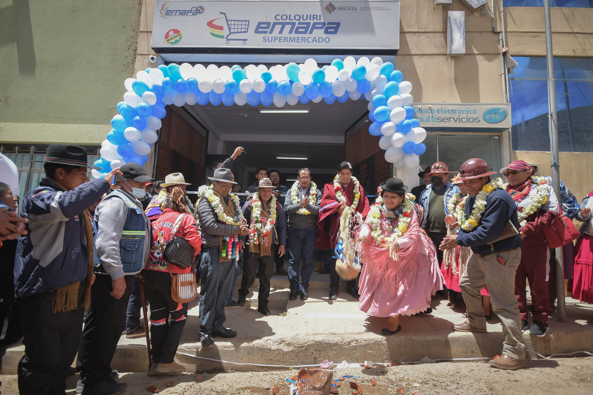 Emapa inaugura supermercado en el municipio minero de Colquiri
