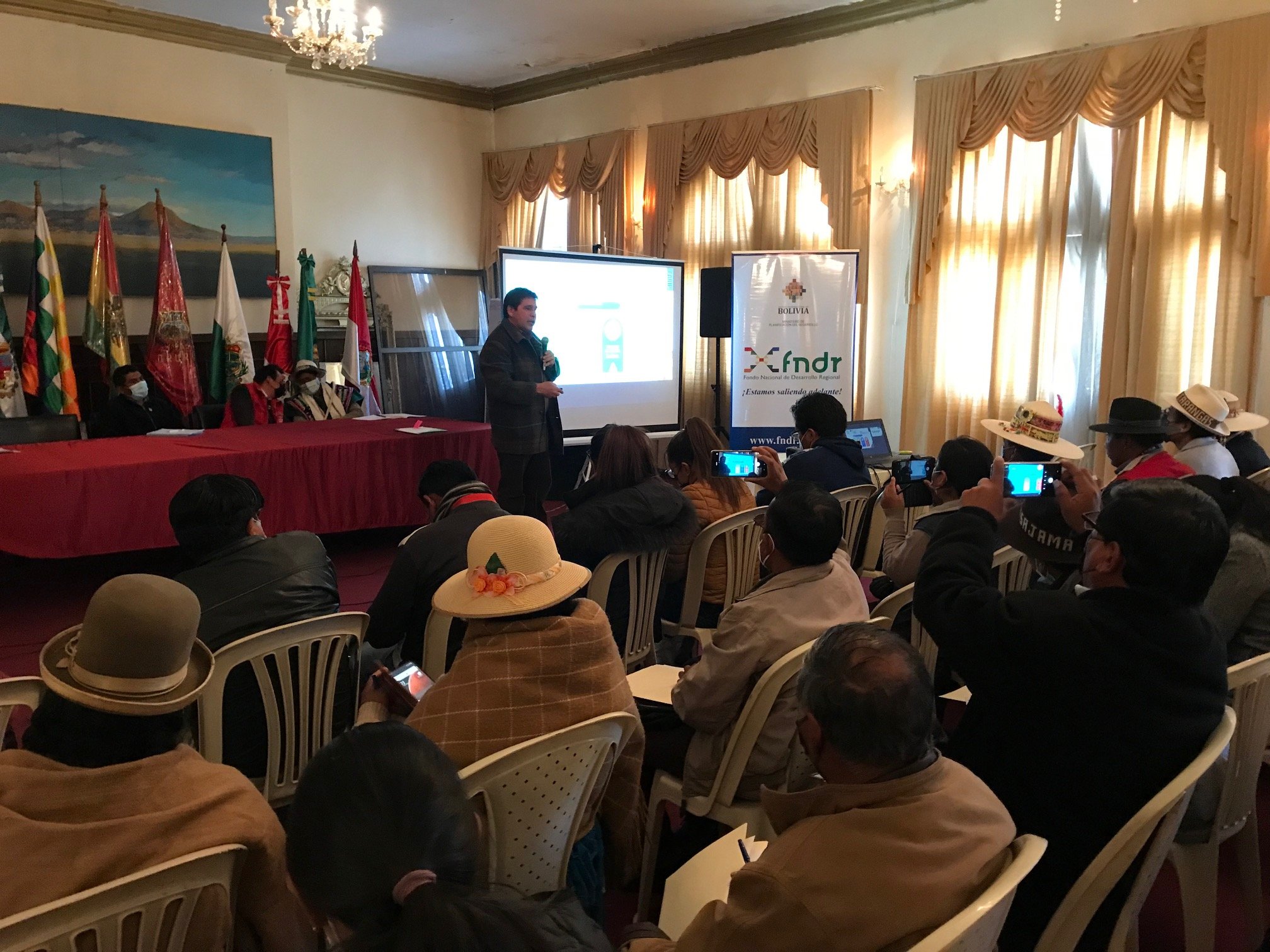 El FNDR socializó programas de financiamiento con municipio y la Gobernación de Oruro