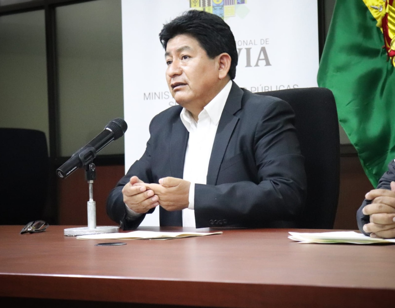 Montaño a Camacho: Suspenda su viaje de luna de miel, venga a trabajar a Santa Cruz, hay necesidades