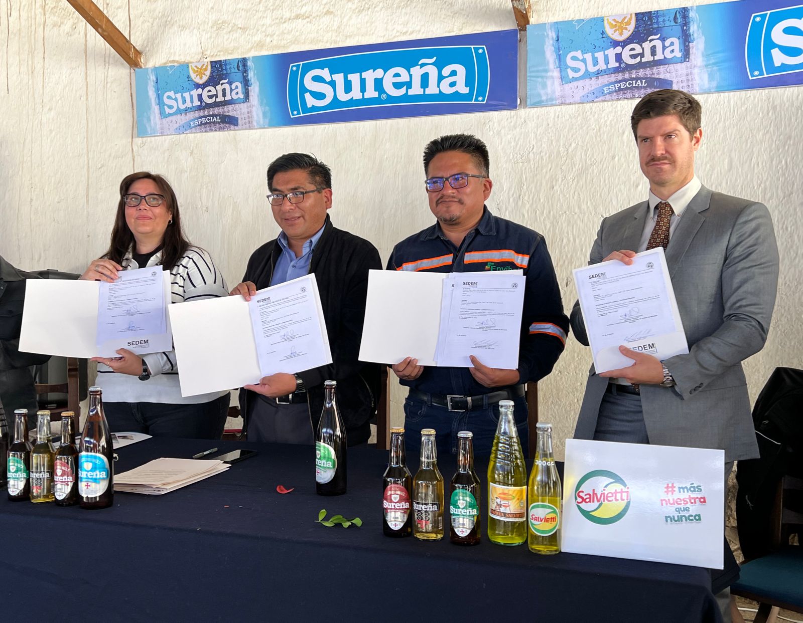 Envibol suscribe contratos para proveer envases de vidrio a las empresas Salvietti y Sureña 