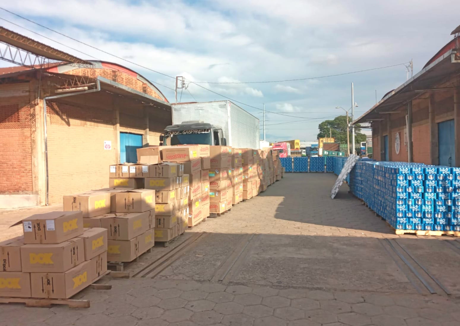 Santa Cruz: Allanan una vivienda e incautan cerveza y calzados valorados en Bs 1,4 millones