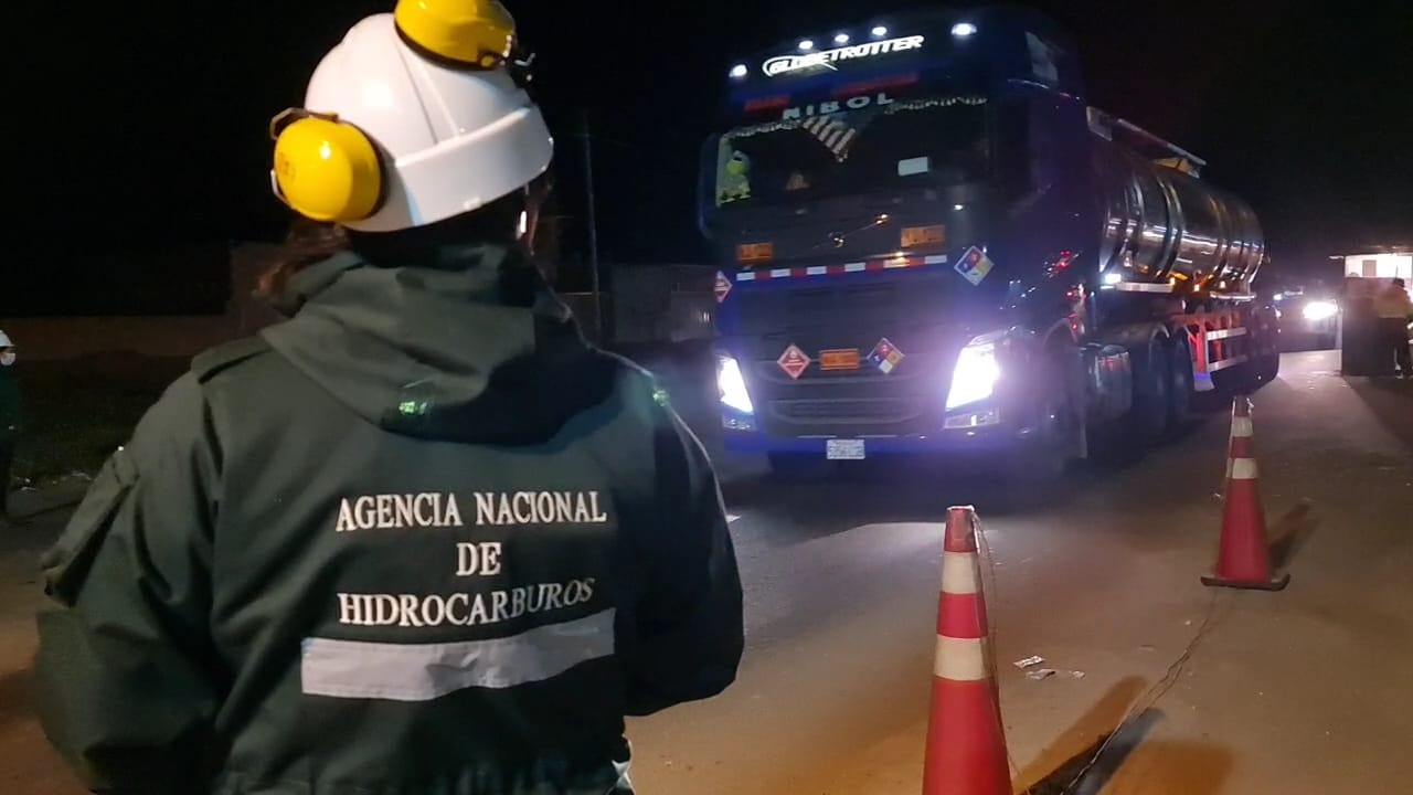 ANH escolta más de medio centenar de cisternas de diésel desde Arica hacia la planta de Senkata de El Alto