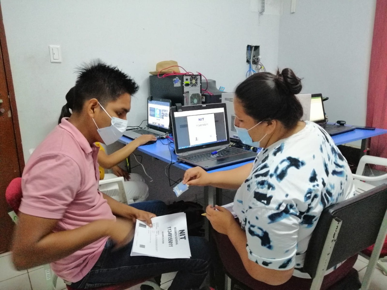 Impuestos facilita a 106 consultores del INE inscripción en el Padrón de Contribuyentes