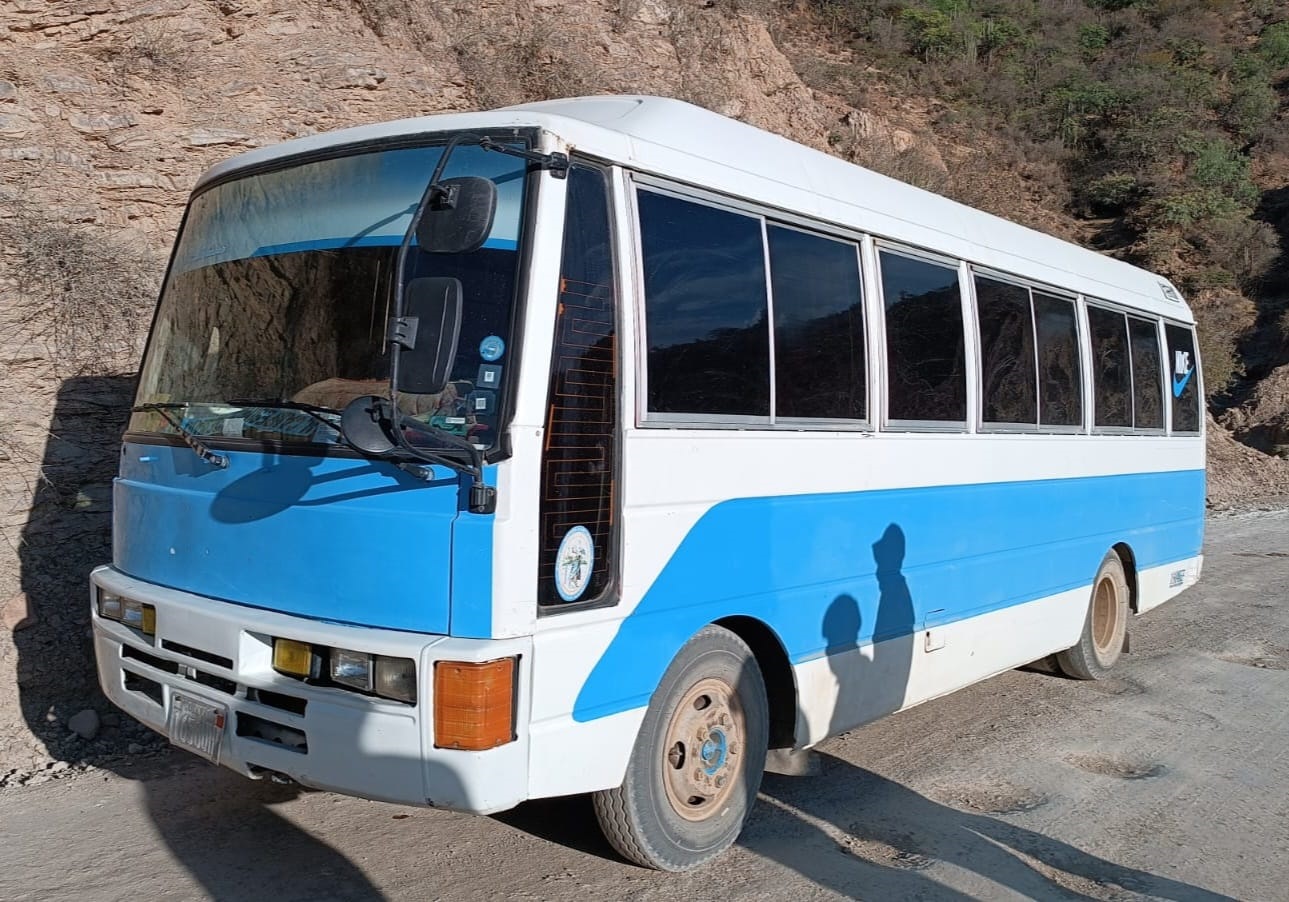 Aduana secuestra sacos de harina, aceite y cerveza ilegales en vehículos adaptados