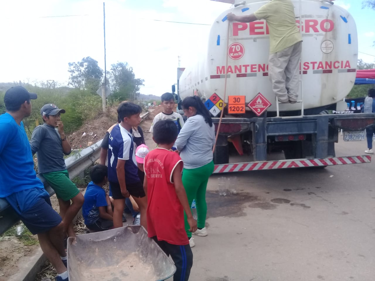 Gobierno alerta que 180 cisternas están bloqueadas y que el calor genera la emanación del combustible con extremo peligro