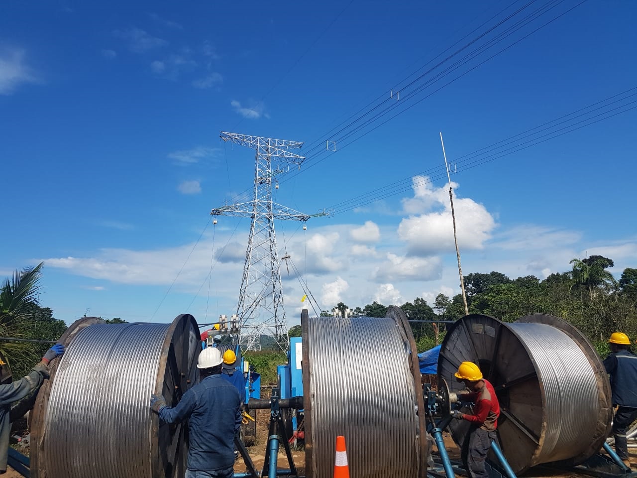 ENDE Transmisión concluye montaje de la primera línea de transmisión eléctrica en 500 kV de Bolivia
