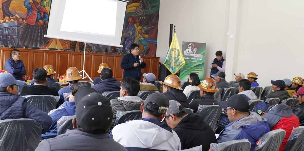 Socializan con mineros y maestros el funcionamiento y administración de la Gestora 