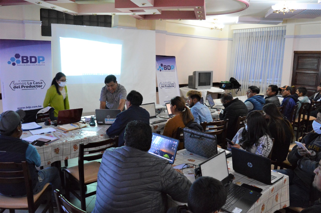 Experto ecuatoriano capacita a calzadistas bolivianos en herramientas digitales para mejorar la productividad