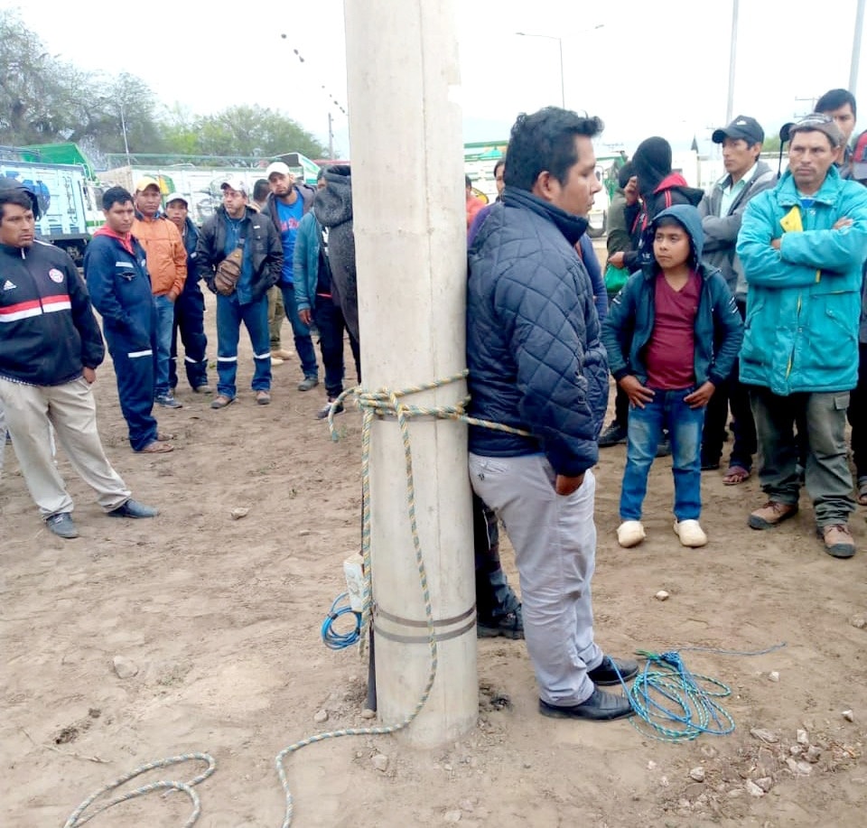 En Santa Cruz toman de rehenes a funcionarios de Vías Bolivia y los obligan a firmar un acuerdo