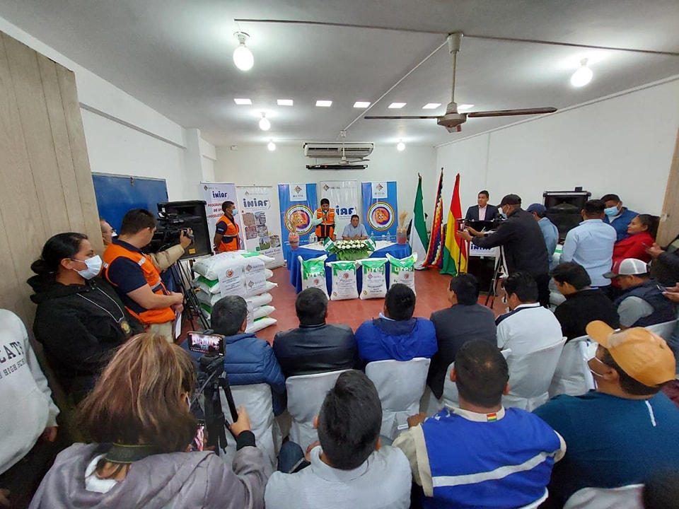 Gobierno entrega fertilizantes a productores cruceños afectados por fenómenos climáticos