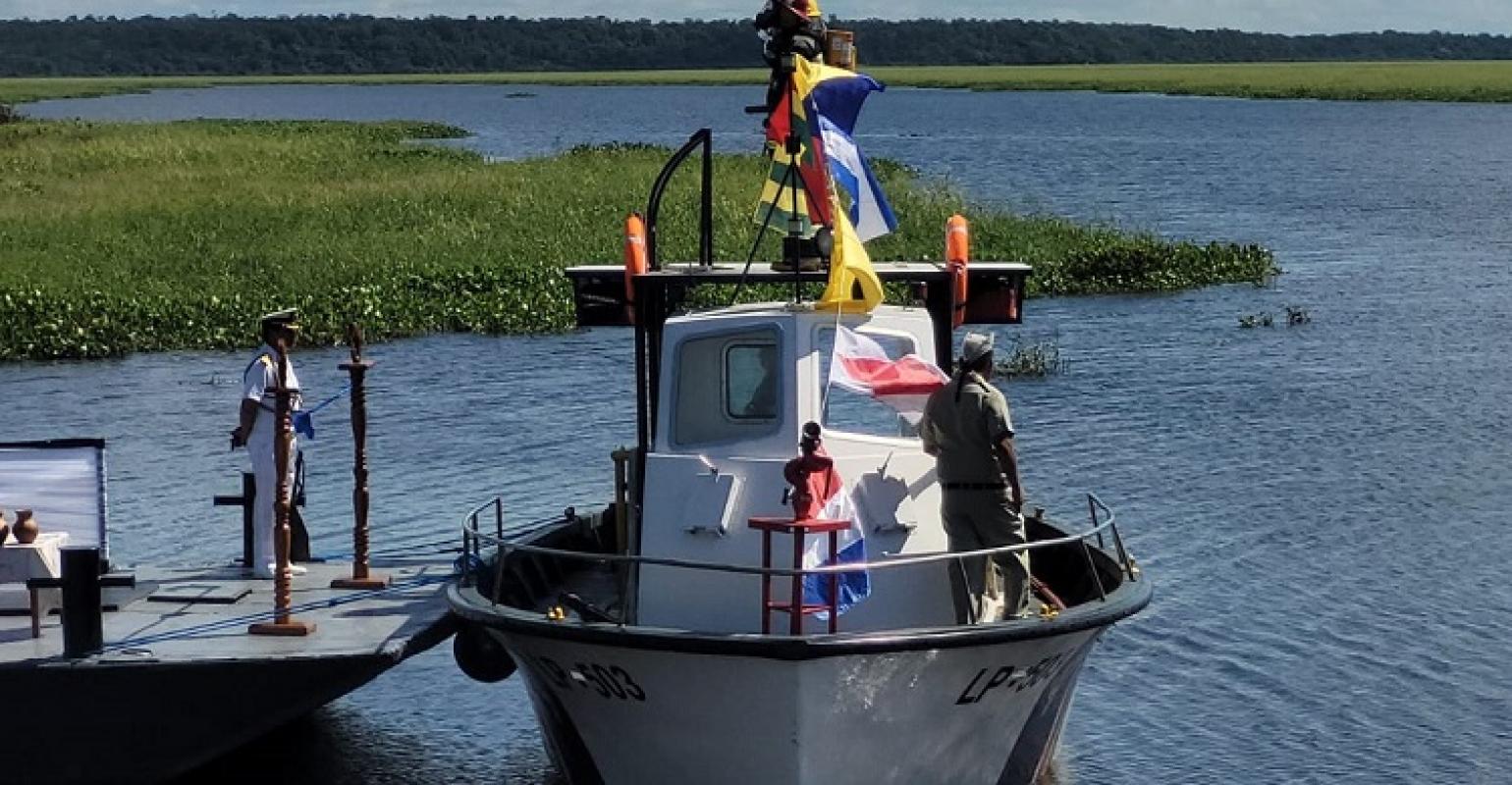 Defensa entrega a la Armada lancha bombero para combatir incendios en el Canal Tamengo
