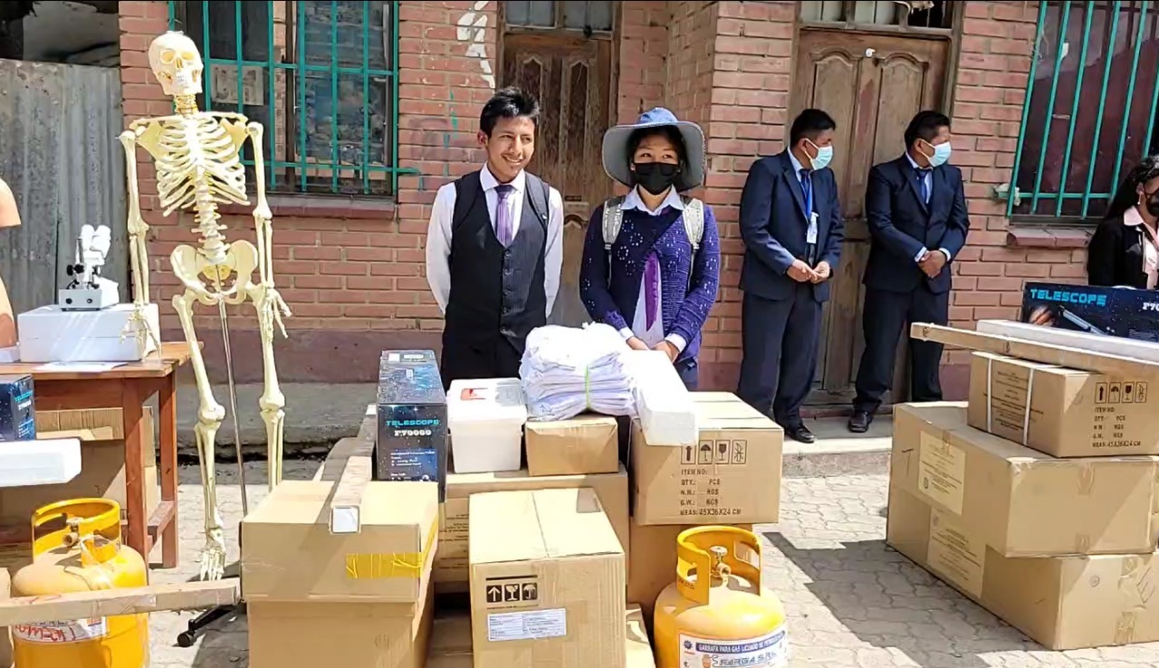 Educación equipó con kits de laboratorio a 18 unidades educativas de los Yungas de La Paz