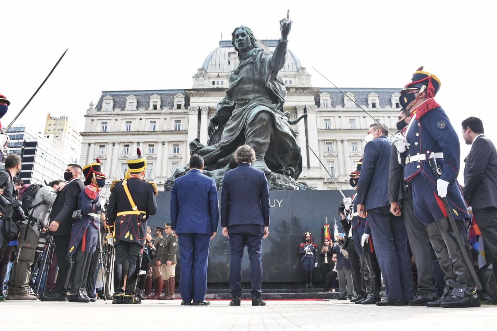 Presidente Luis Arce rinde homenaje a Juana Azurduy, flor del Alto Perú
