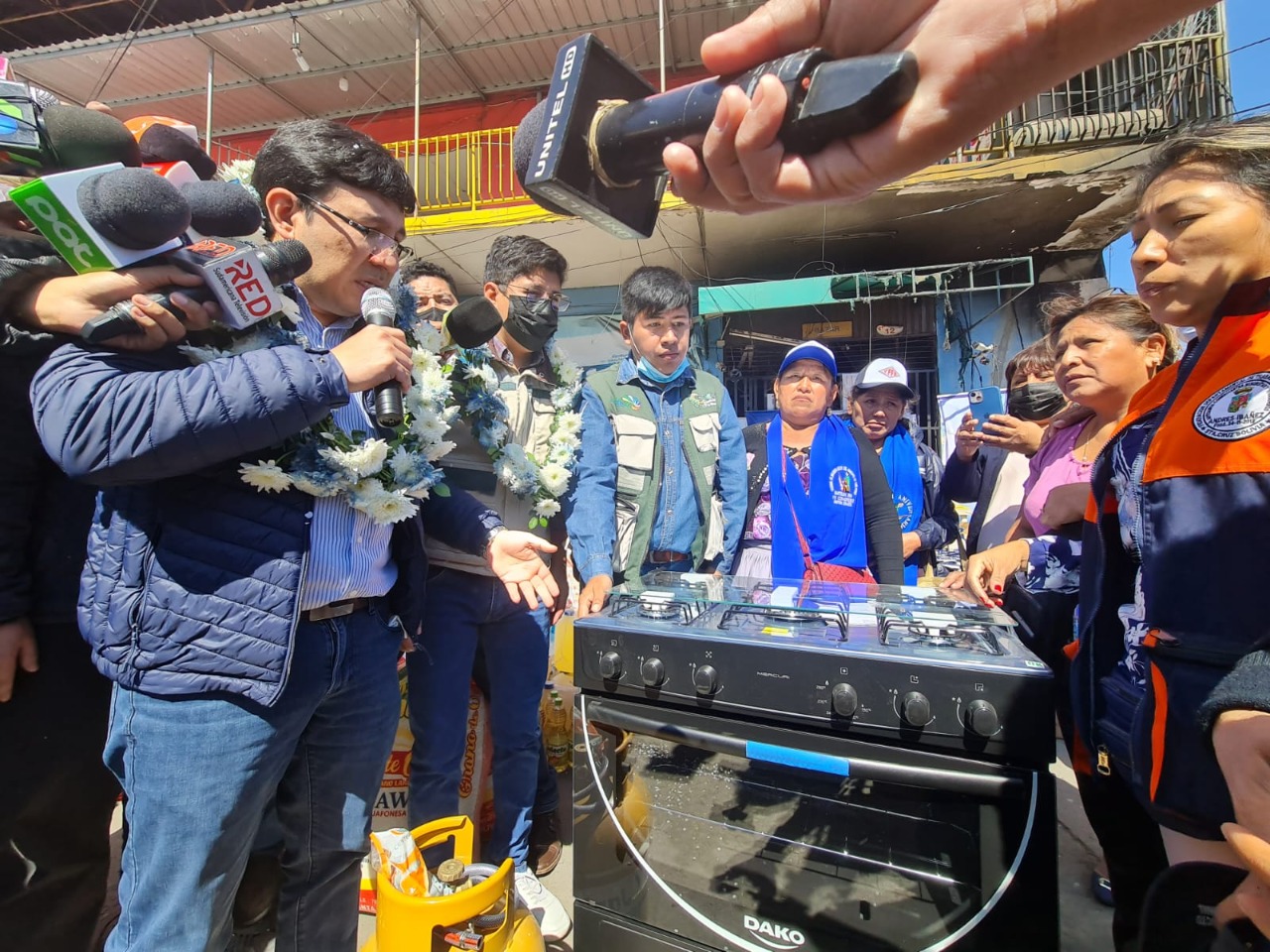 Gobierno entrega ayuda humanitaria a los afectados por el incendio en el mercado Mutualista 