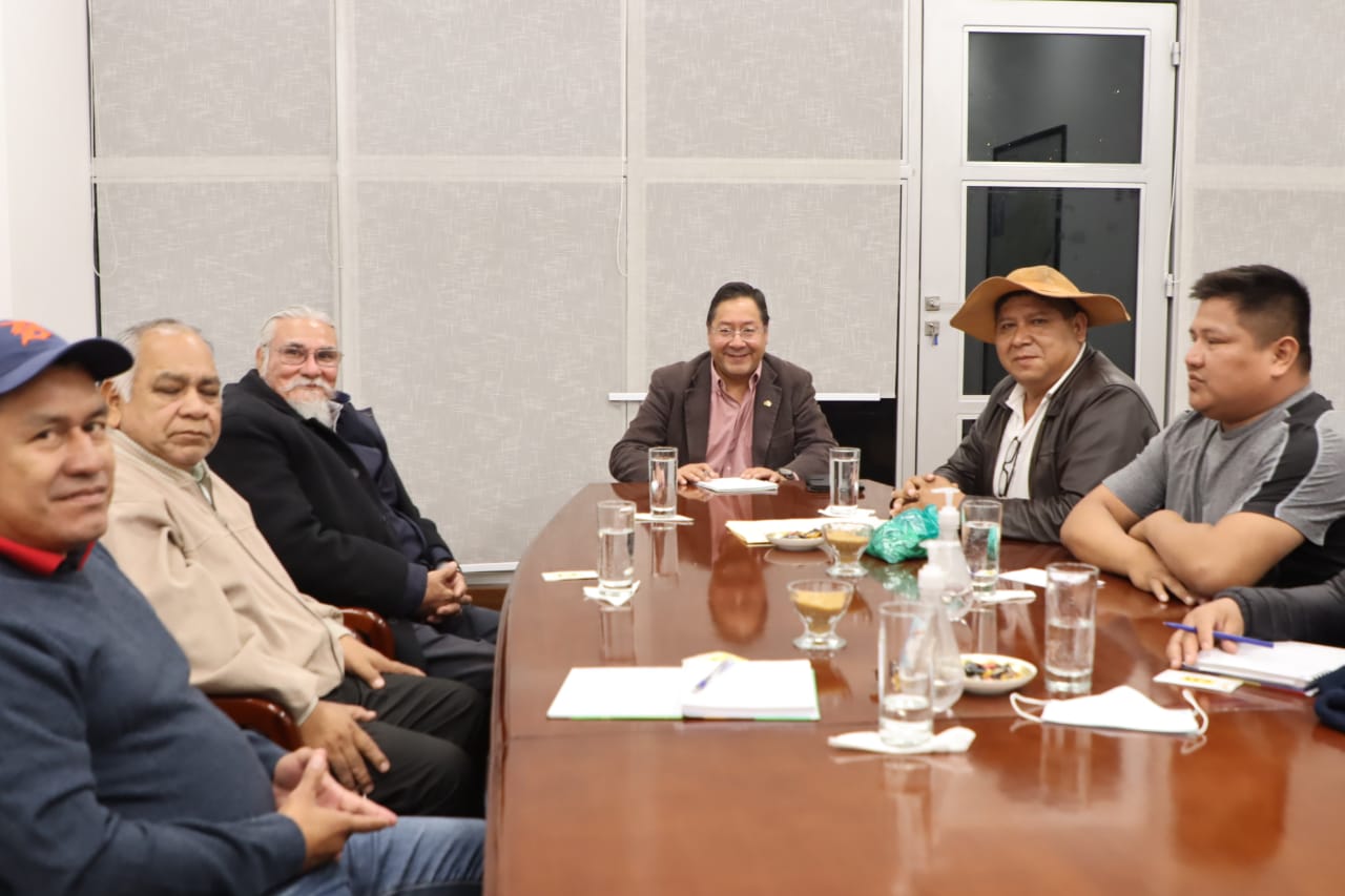Presidente e indígenas coordinan proyectos productivos