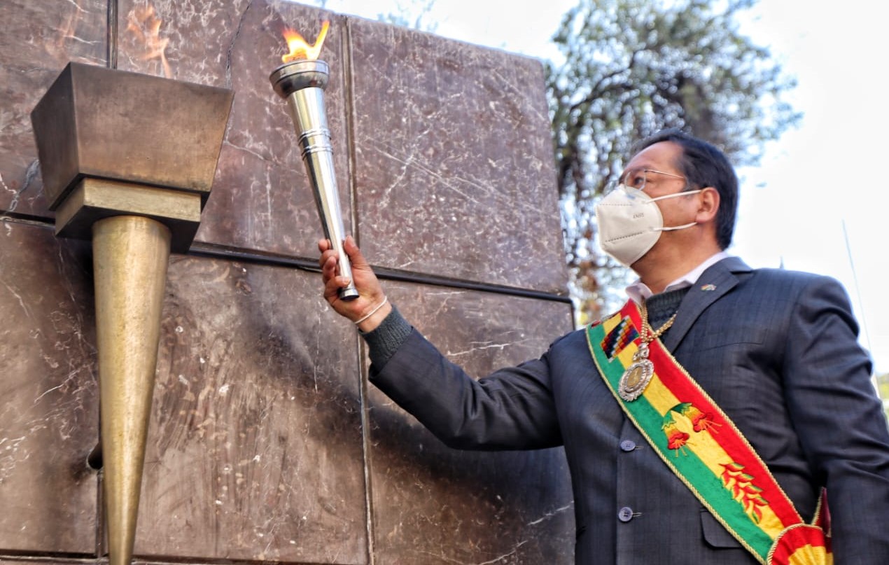 El presidente Arce participa de la entrega de ofrendas florales a Pedro Domingo Murillo