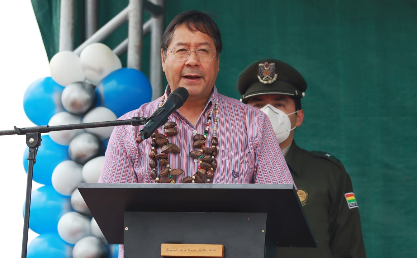Presidente anuncia programa de enlosetado para todos los municipios de Bolivia