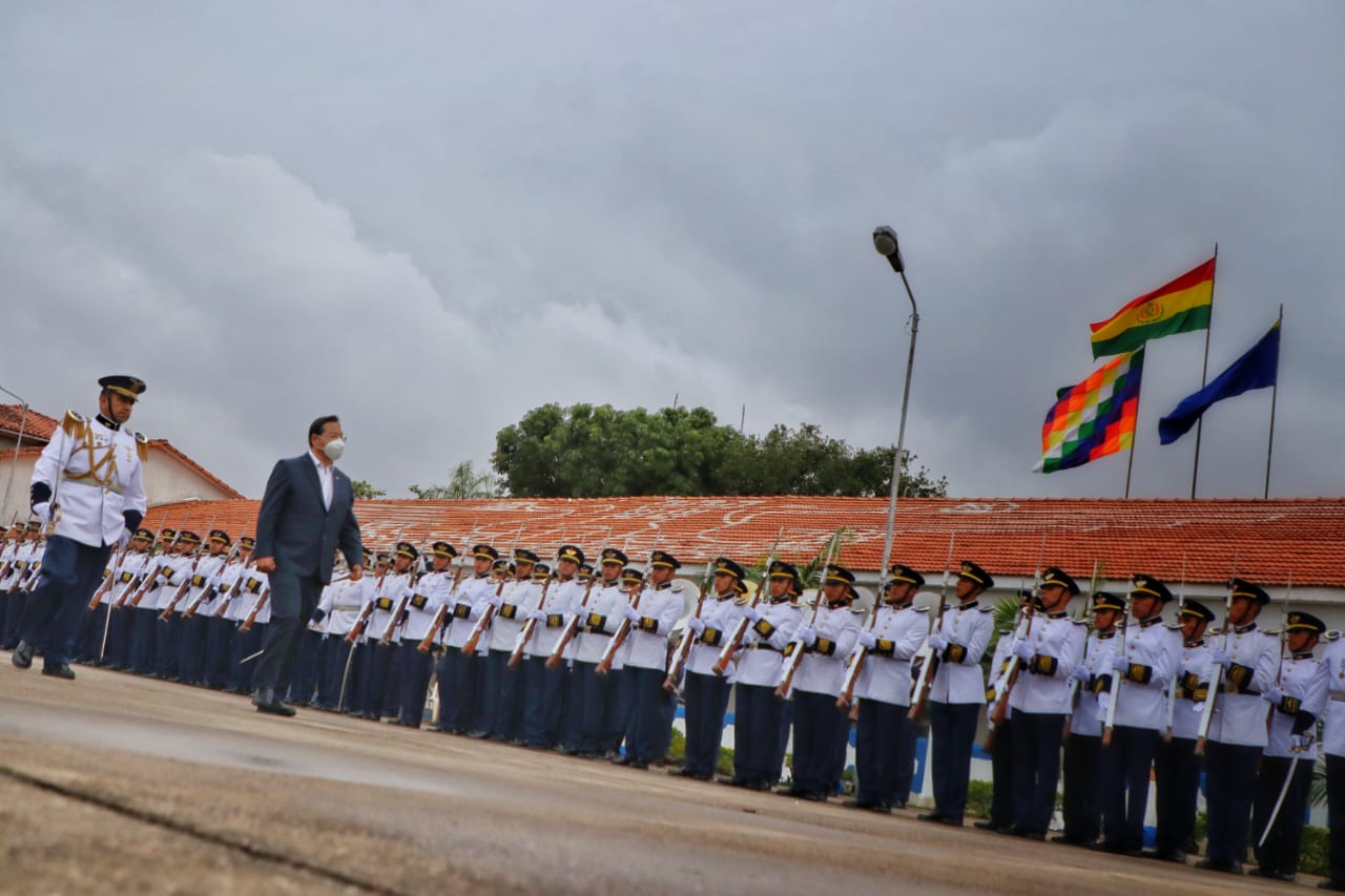 Presidente pide a militares conservar su convicción de lealtad al pueblo y respeto a la institucionalidad democrática