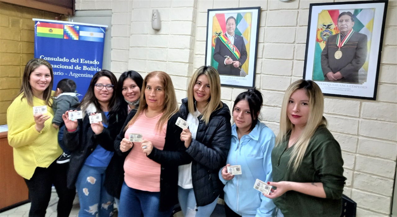 Bolivianos en Argentina recibieron actas de nacimiento y renovaron cédulas de identidad