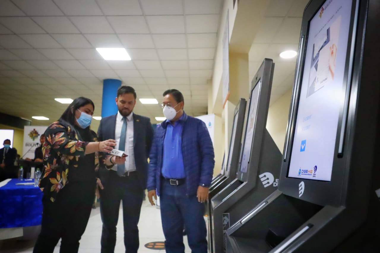 Tres aeropuertos se modernizan con dispositivos de registro migratorio automatizado