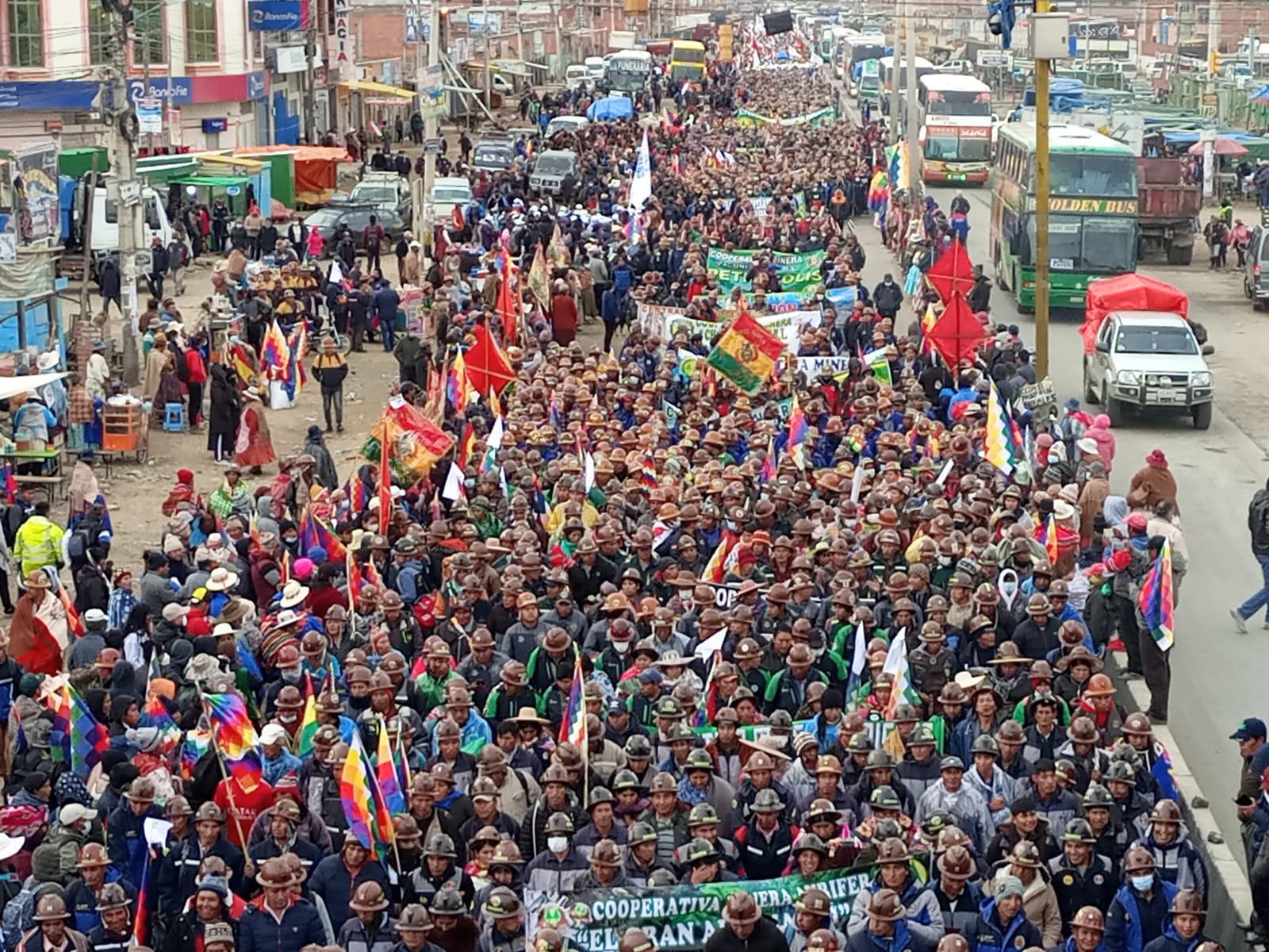 Marcha por la Patria llega a El Alto y se dirige a La Paz en respaldo al Gobierno del presidente de Luis Arce