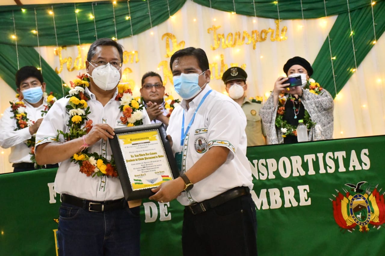 Presidente conmemora aniversario de la Federación de Transportistas “16 de Noviembre” de Santa Cruz (amplia)