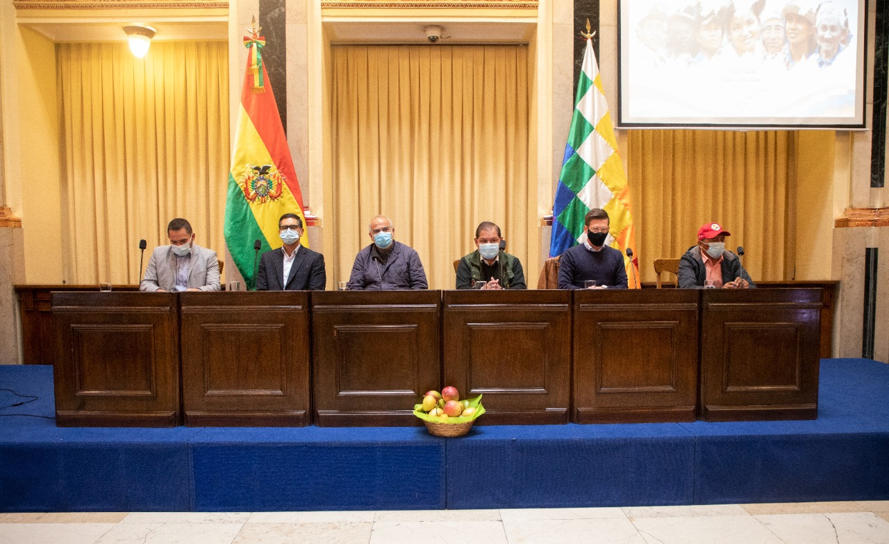 Vicepresidencia realiza conversatorio sobre tierra y territorio en el marco de la deliberación en democracia del Estado Plurinacional