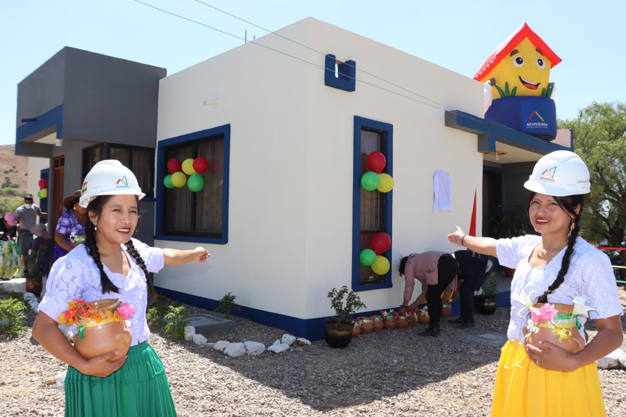 Presidente Arce entrega viviendas y beneficia a más de un centenar de familias en Santivañez