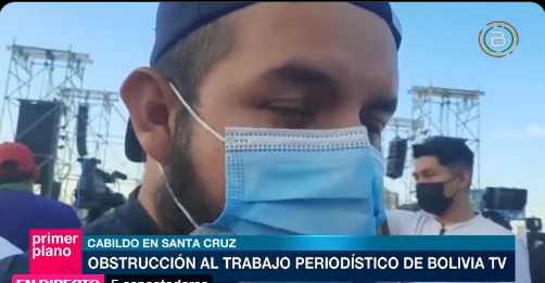 Retiran de la tarima del cabildo en Santa Cruz a periodista de Bolivia Tv