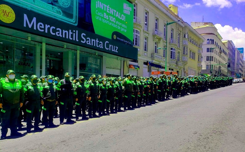 Policía moviliza 1.500 efectivos en La Paz y El Alto para la seguridad de la población en estas fiestas de fin de año