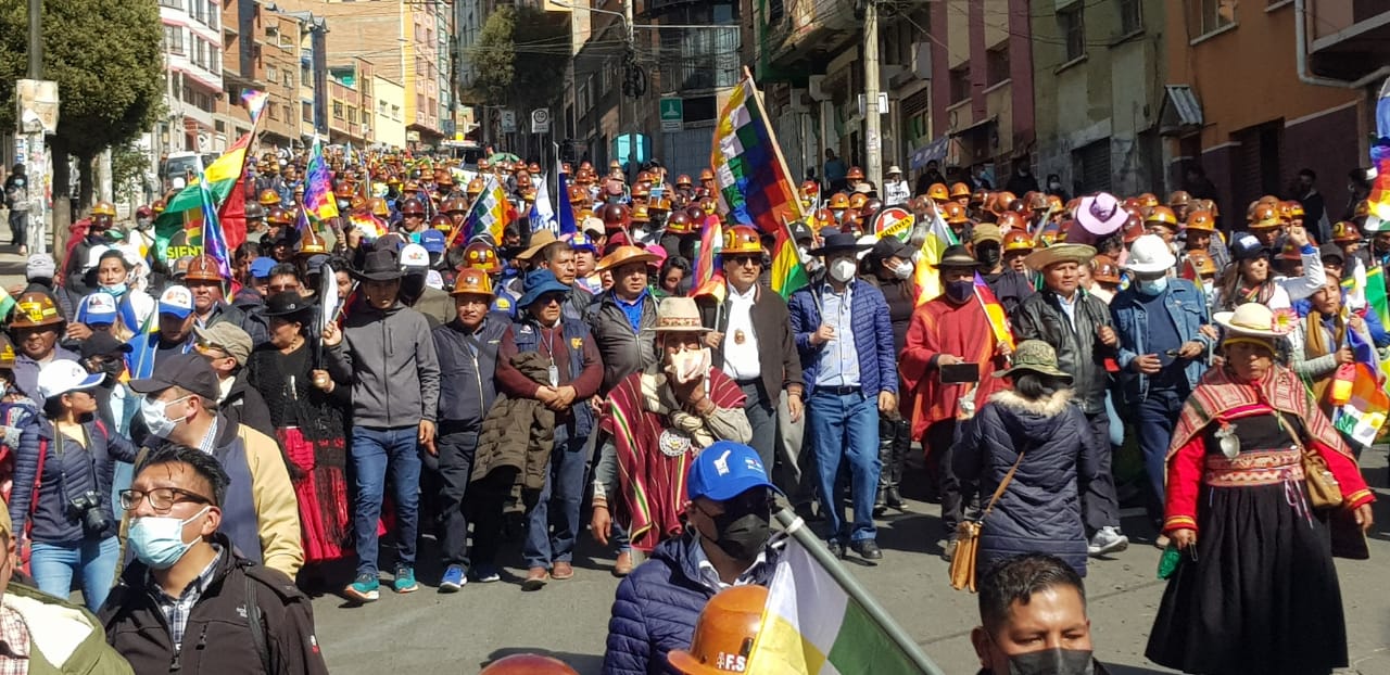 Masiva marcha, los bolivianos defienden la democracia y la reactivación económica