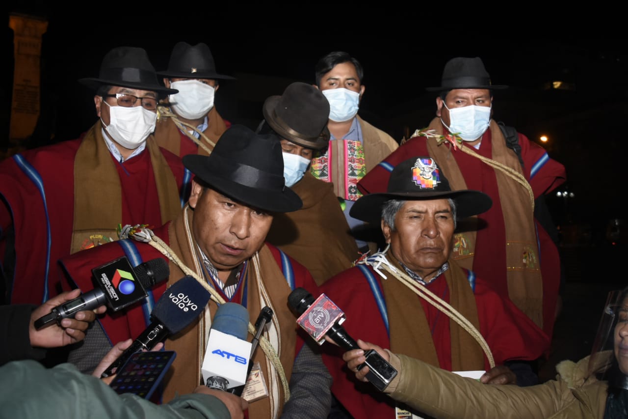 Ponchos Rojos se suman a la “gran marcha nacional” en defensa del Gobierno y la democracia