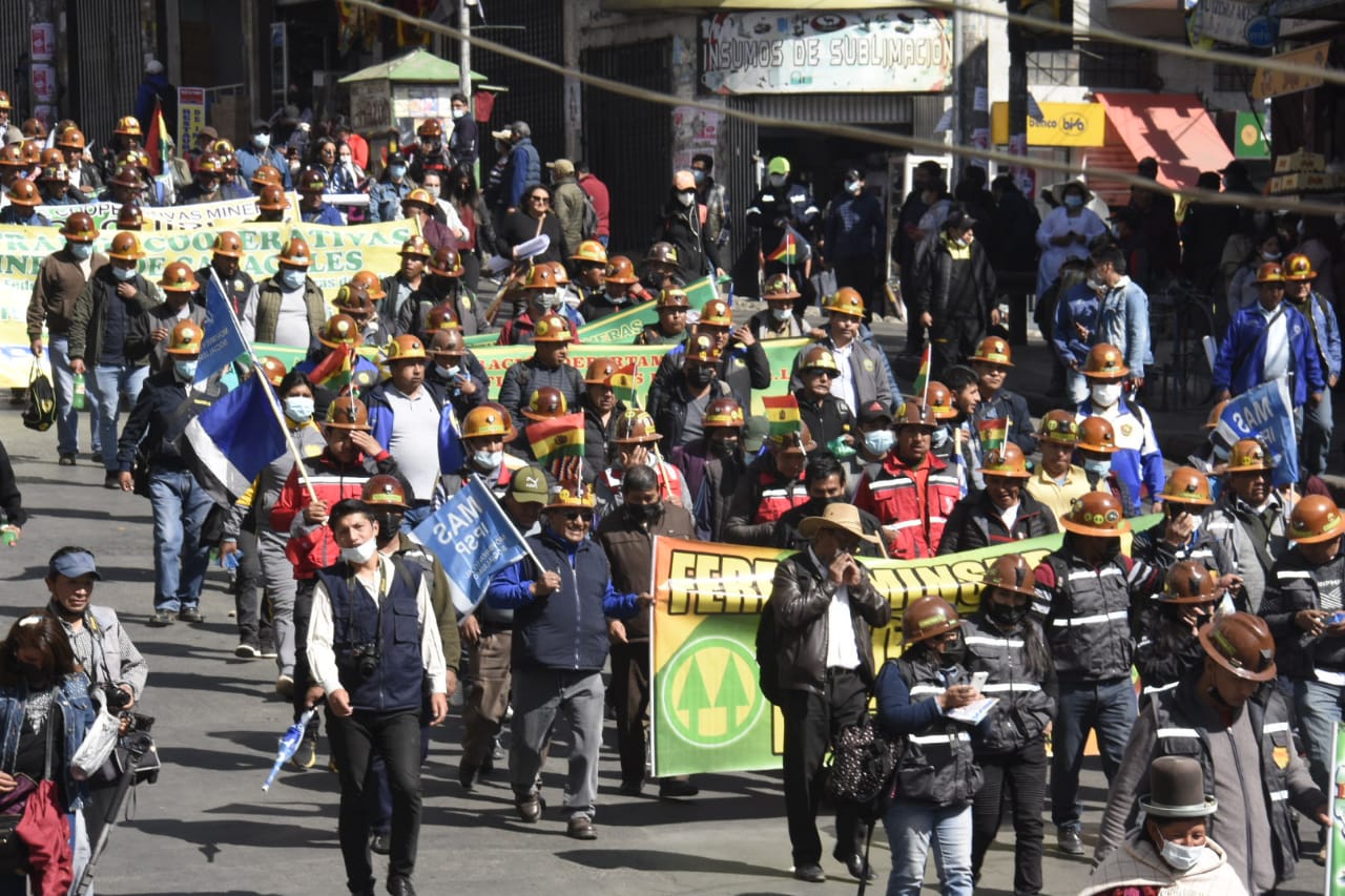 La Marcha en Defensa de la Democracia y la Reconstrucción Económica llega al centro paceño 