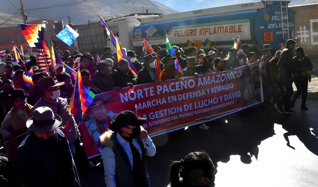 Pobladores del norte paceño participan de la marcha en defensa de la democracia