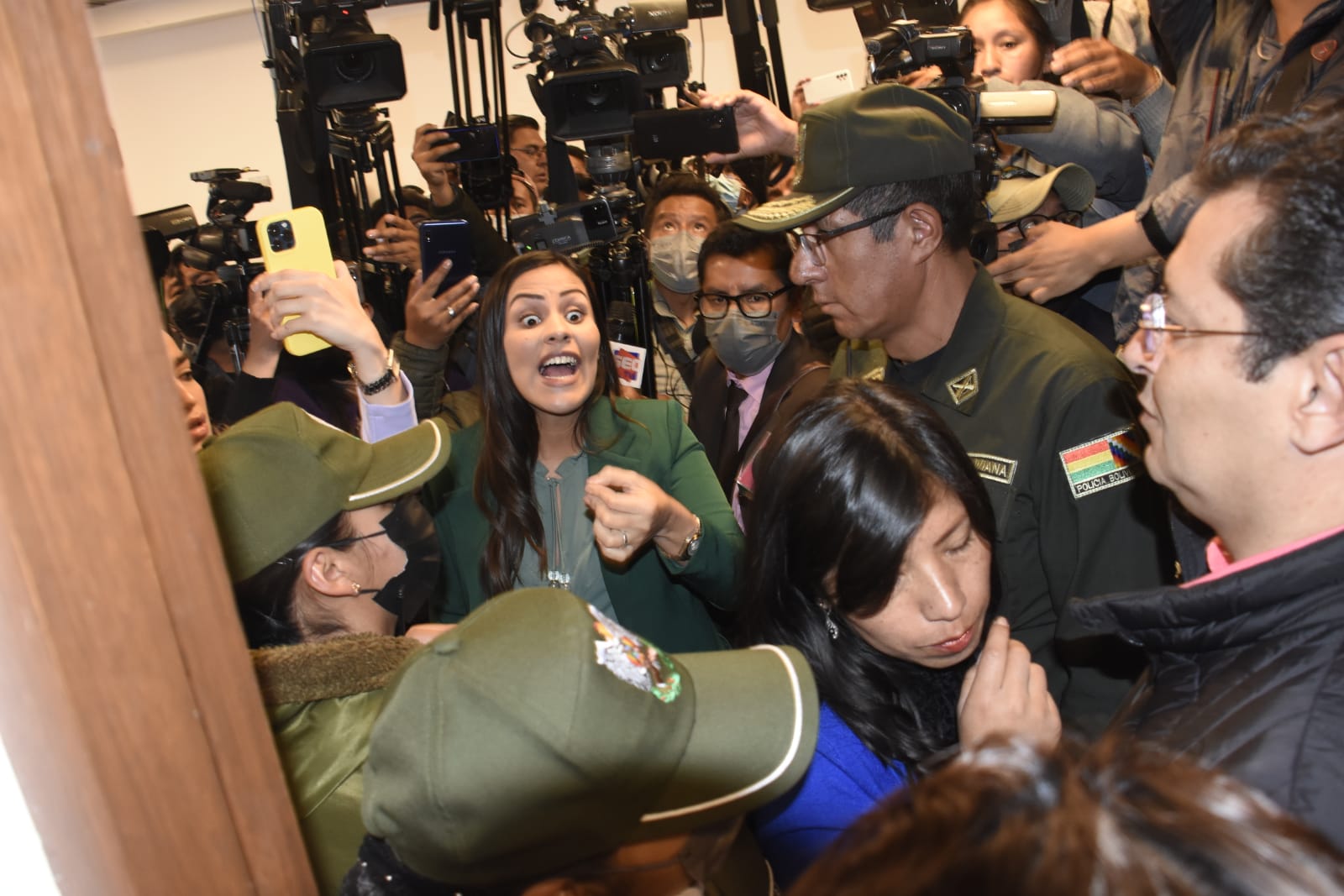 Parlamentarios de oposición retienen a ministro Cusicanqui y no permiten debate del proyecto de ley del censo