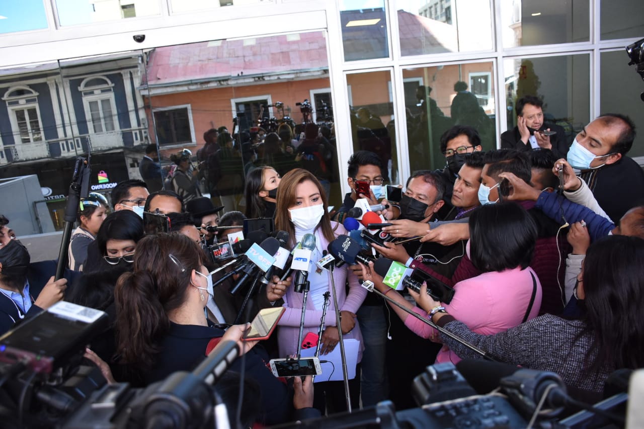 Viceministra Alcón desmiente que cuentas de redes sociales sean administradas desde fuera del país