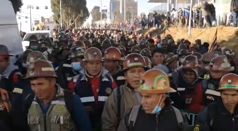 Miles de cooperativistas mineros se movilizan para frenar la desestabilización