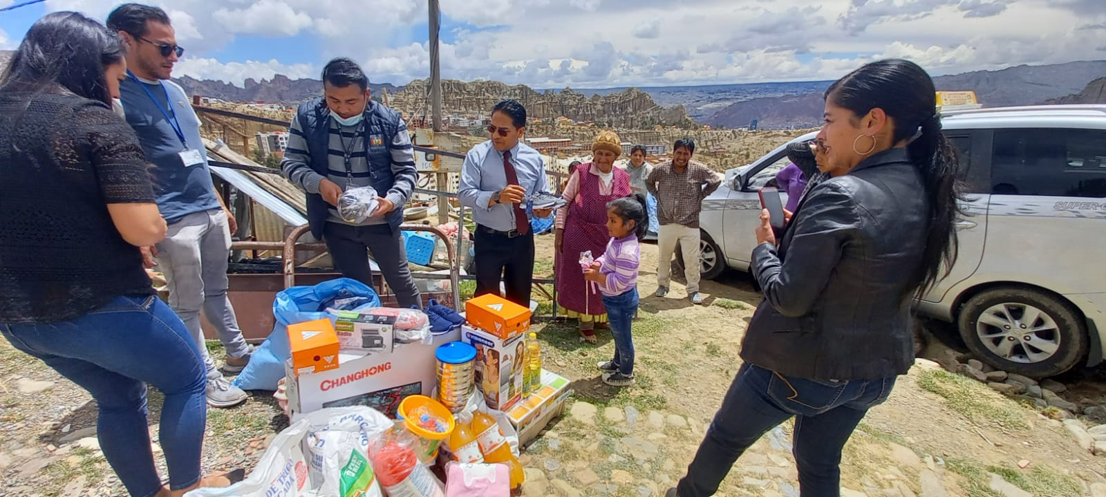 El Ministerio de Justicia entregó ayuda a Rita Paucara, la mujer aimara a la que el alcalde Iván Arias mandó a demoler su hogar