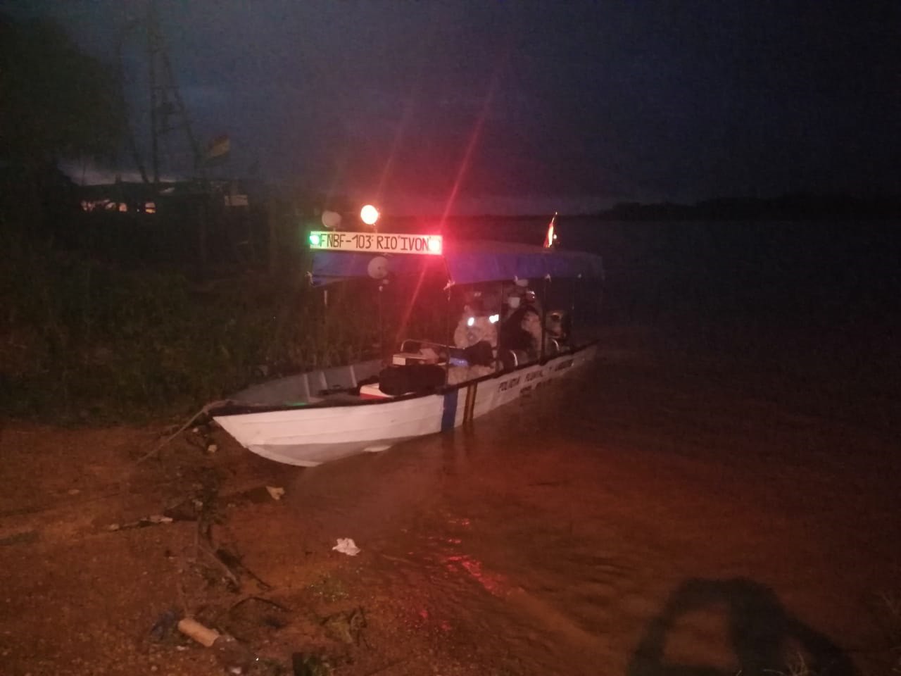 Militares rescatan a una mujer embarazada que estaba a la deriva en el río Beni