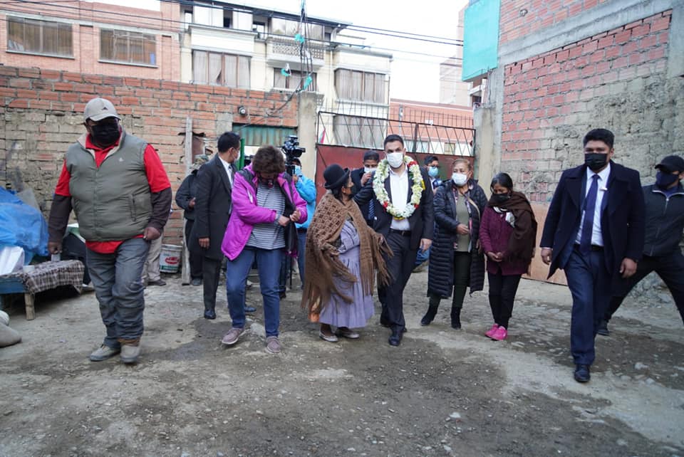 Gobierno entrega ayuda social a la señora Agustina Yujra que recuperó su vivienda 