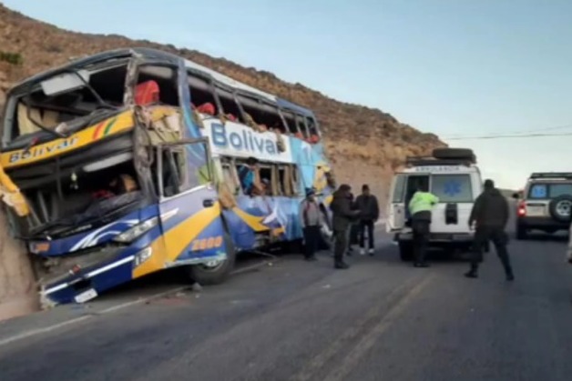 Accidente de tránsito de una flota deja muertos y heridos en la ruta Oruro-Potosí