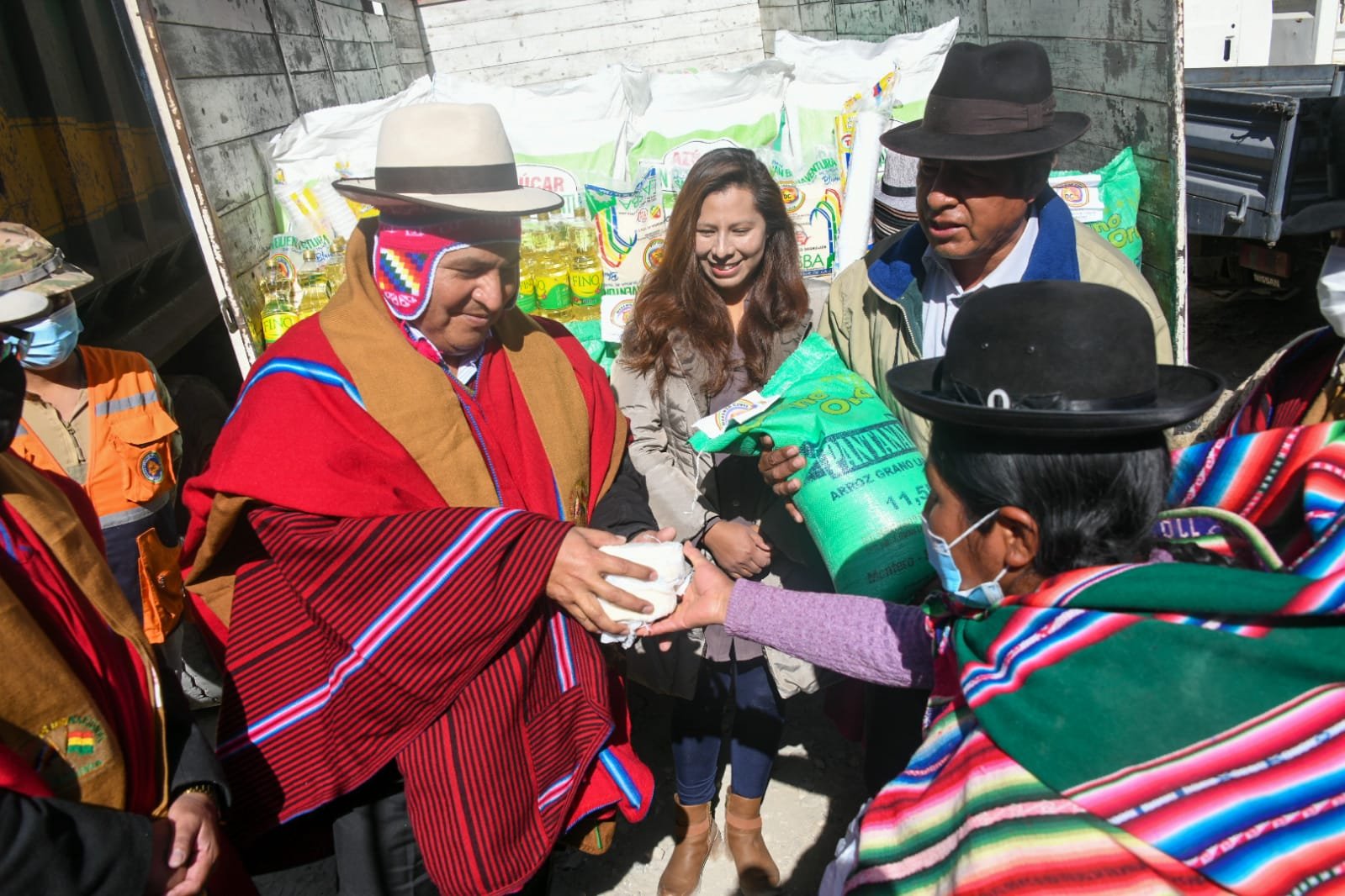 Gobierno entrega 15,45 toneladas de ayuda humanitaria a municipios paceños