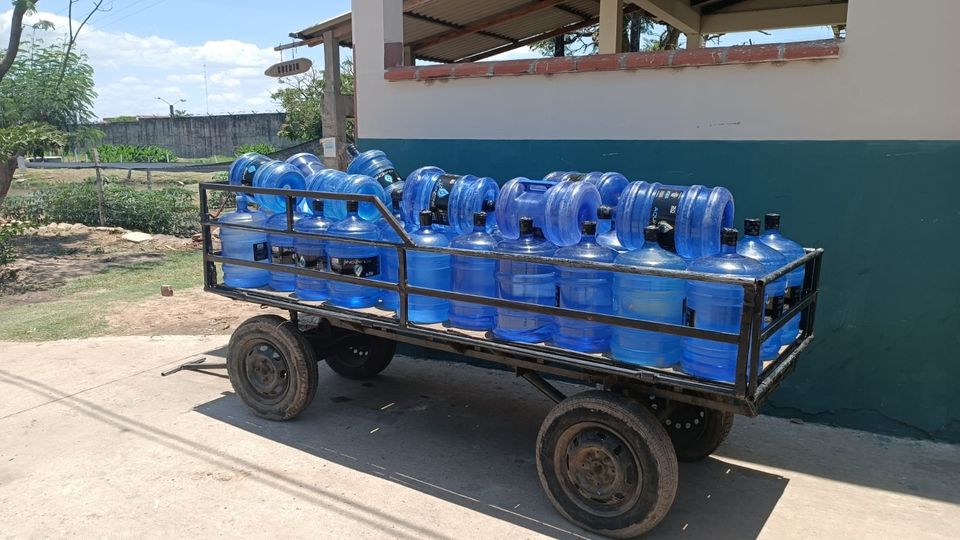 Intentaban introducir a la cárcel de Palmasola 160 litros de alcohol en botellones de agua 
