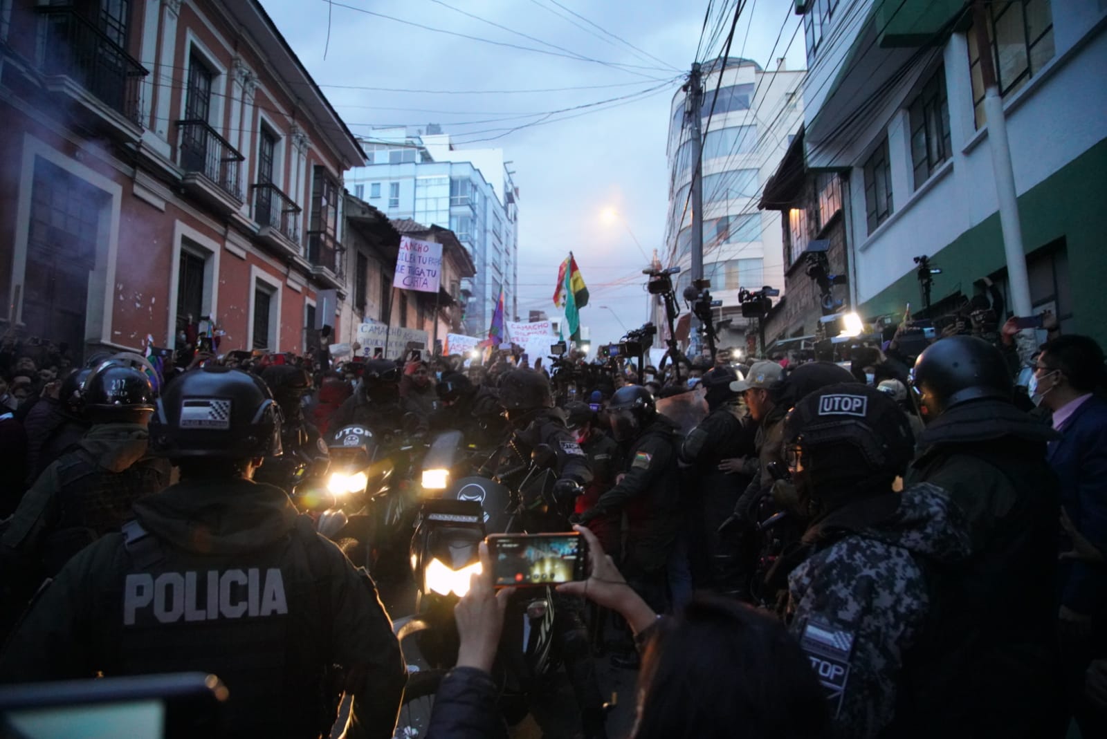 Vigilia en La Paz pide justicia, Camacho presta declaraciones ante la Fiscalía