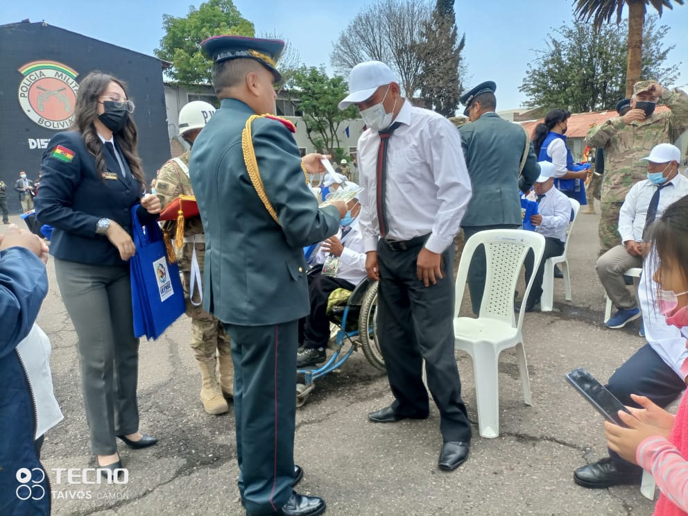 Personas con discapacidad reciben libretas de Servicio Militar en Cochabamba 