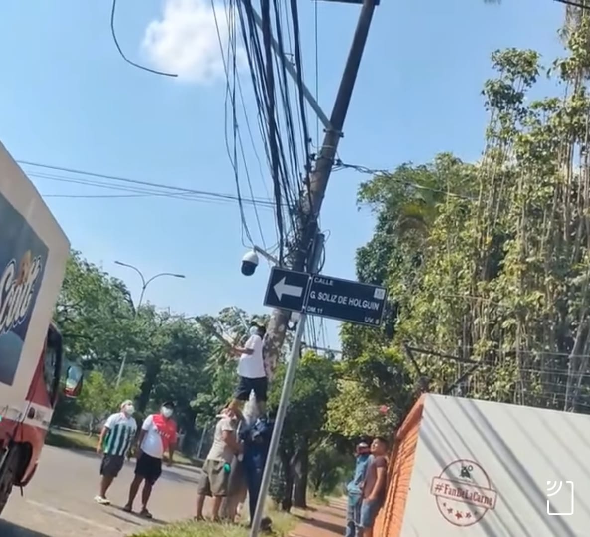 Miembros de la paraestatal UJC destruyen una cámara de BOL-110 