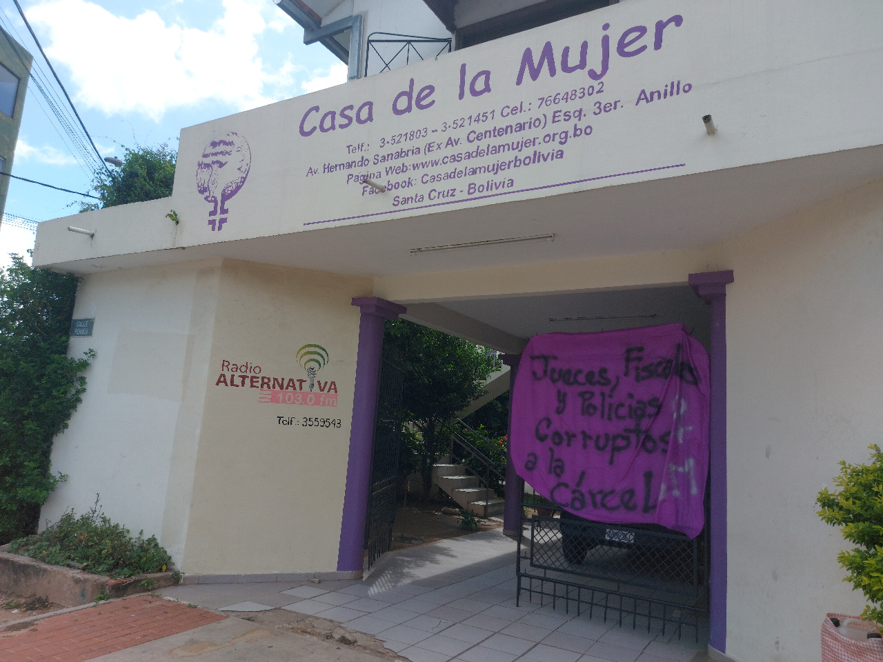 Denuncian permanente hostigamiento a la Casa de la Mujer y sus trabajadoras en Santa Cruz