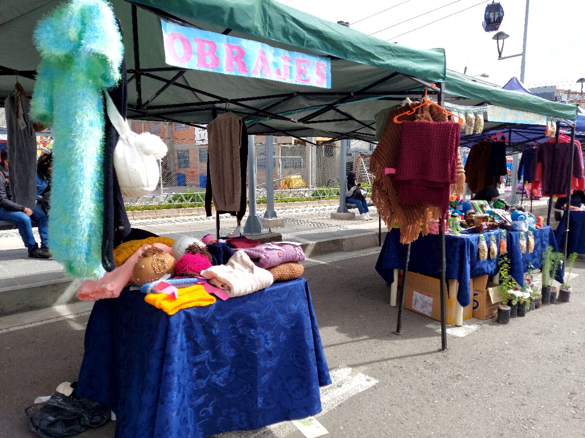 Feria productiva post penitenciaria oferta productos y artesanías en el Teleférico Rojo de El Alto