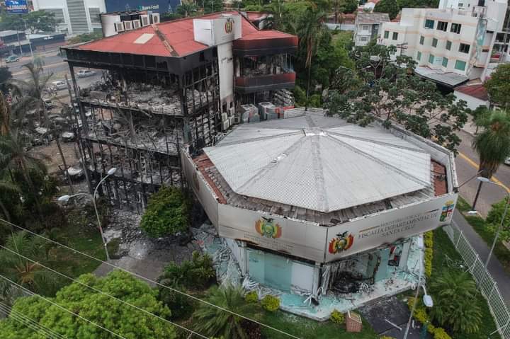 Experto detecta “severo daño” en edificio incendiado de la Fiscalía de Santa Cruz y recomienda demolerlo